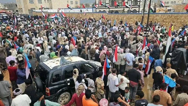 la8ul's tweet photo. سقطرى تشهد حشوداً جماهيرية كبرى احتفاءً بعيد ثورة 14 أكتوبر، وتلبيةً لدعوة الرئيس القائد عيدروس الزُبيدي.
#حشود_التعبيه_والاستنفار_الجنوبي https://t.co/Ftf4OuZp7R