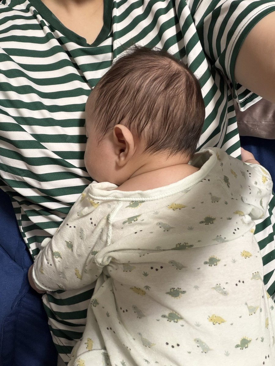 aomarikooo's tweet photo. 1日の大半泣くかこれなのでほぼ身動きがとれない https://t.co/JGJPflHmW3