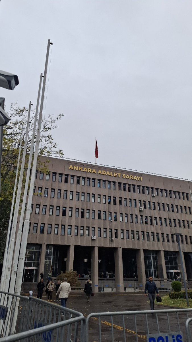 TofasKarburator's tweet photo. Danışmadaki ponçik teyzeler, sürekli dumanaltı sigara terası, avukatlara bedava çay-kahve... nesin sen ya Türkiyenin en iyi adliyesi falan mı https://t.co/tErhQhiWIs