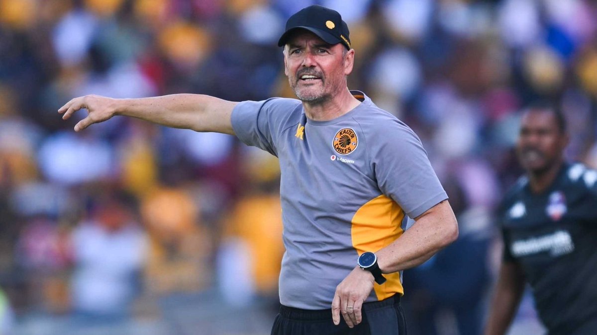 SoreleMaki's tweet photo. Kaizer Chiefs doesn't hv here , this guy is the blind deaf plumber,  he must go now , 6 defenders why . https://t.co/gdC41iFYtl