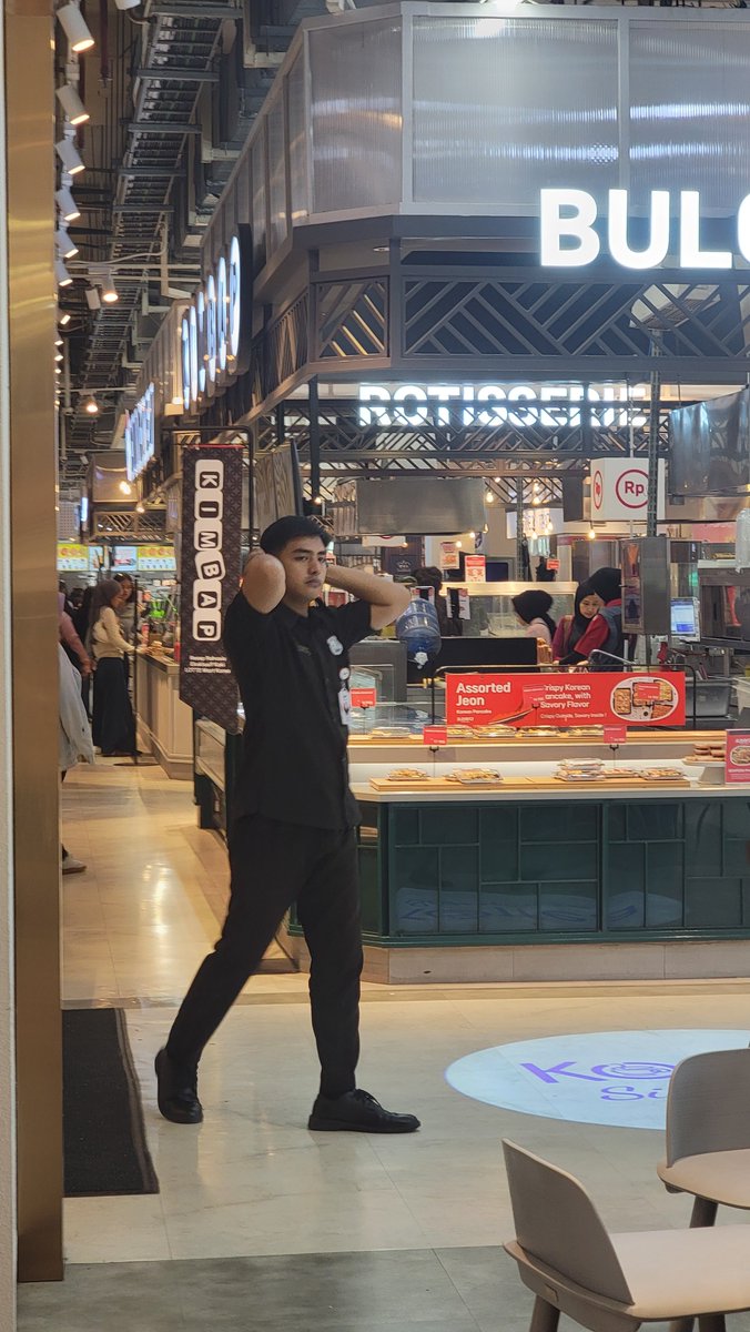 Mattkent2008's tweet photo. Satpam mall G* ini ganteng bgt https://t.co/llUSyTJaQL