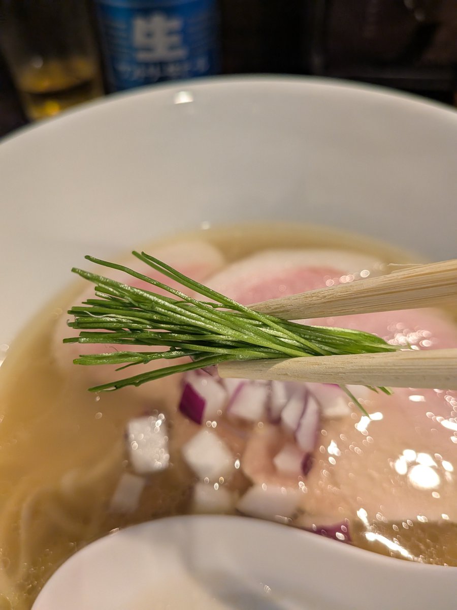taki1091taki's tweet photo. 昼らー🍜
初訪問🔰
麺屋祥はなれさん✨️
夜は居酒屋喜笑さん✨️
鶏塩そば
瓶🍺サントリー生
ランチ限定ドリンク1杯サービス　烏龍茶
を頂きました😁
スープ激ウマ😍😍😍😍😍😍😍😍😍😍
芽葱激ウマ😍😍😍😍😍😍😍😍😍😍
チャーシュー激ウマ🥰🥰🥰🥰🥰🥰🥰🥰🥰🥰
＃麺屋祥 https://t.co/qtDREiaOqO