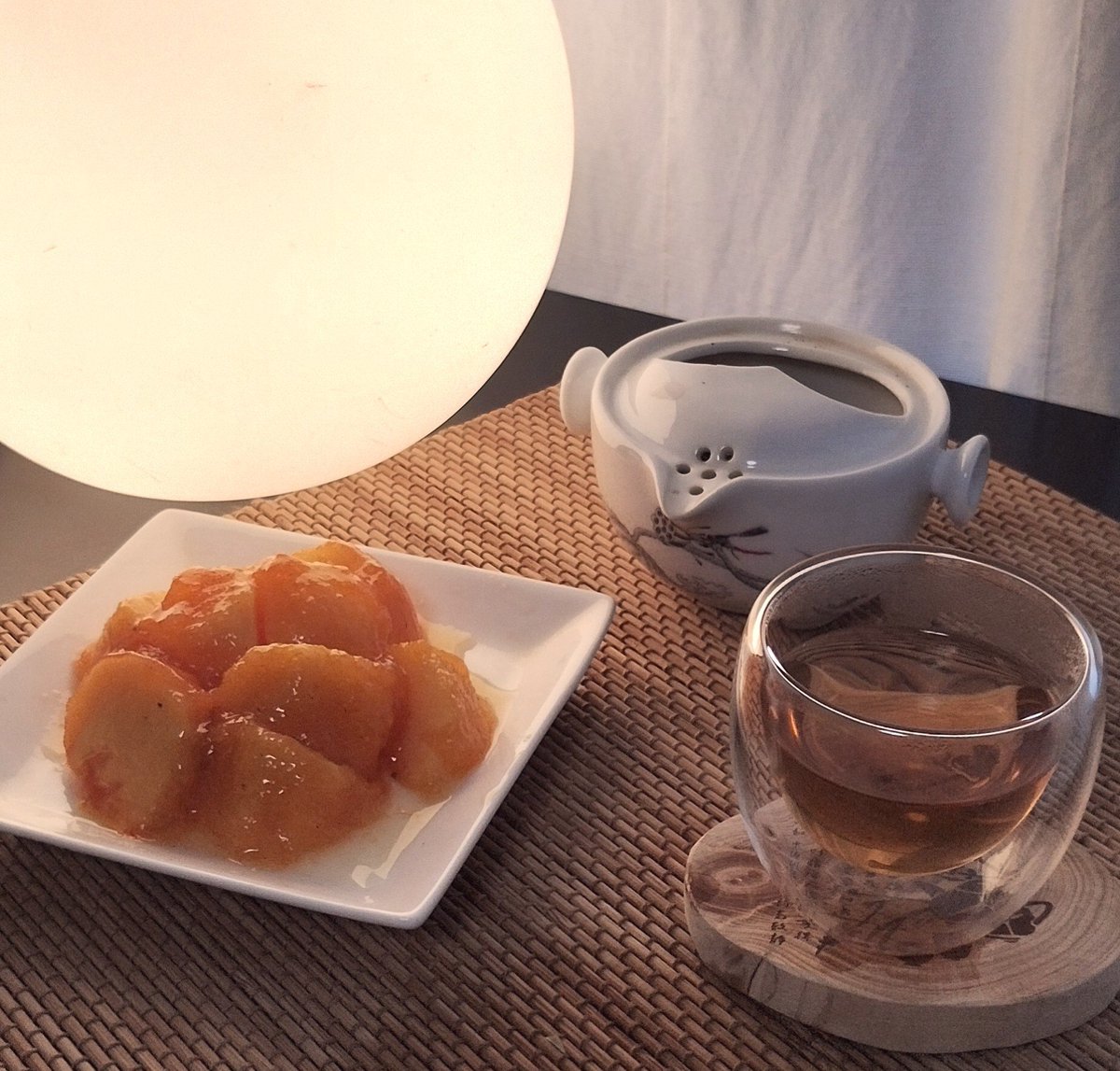 OkarinaRoon's tweet photo. 夕方は陳皮紅茶と熟柿。フルーティな薫です。
#茶好連 https://t.co/5SStshG8pc