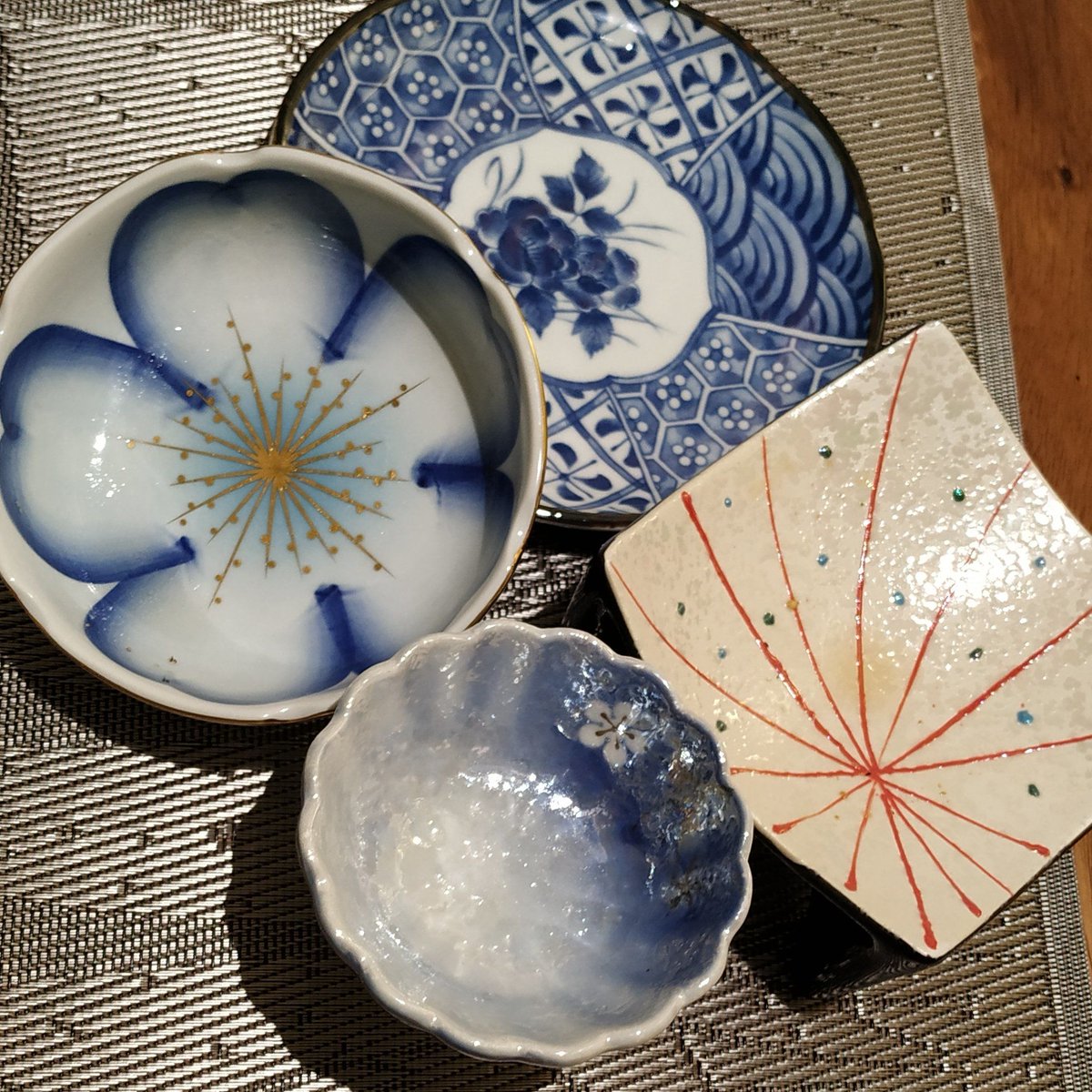 wldmsans1112's tweet photo. 宗釉な技法で仕上げられた器が、食卓に粋な空間を作り出す。その佇まいはまるで古の雅を今に伝えるようだ。 https://t.co/TBz8A4lUzA