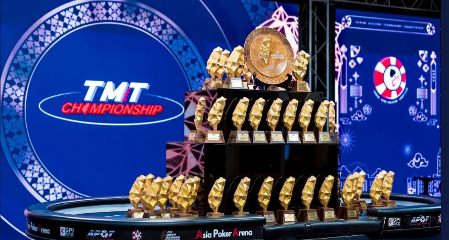 TMTJP2026's tweet photo. 🇹🇼 今月10月16日(金)〜26日(月)開催！
台湾のポーカー大会「TMT Championship 2026」🏆

「TMT」の日本向けプロモーションアカウント
【TMT JAPAN】がオープン！🇯🇵

🎉 開設記念,フォロー＆リポストキャンペーン🎁
━━━━━━━━━━━━
🎁 抽選で合計20名様にプレゼント！
━━━━━━━━━━━━
① 🏆 TMTCメインイベント用バウチャー
　6,000台湾ドル分 ×5名様
② 👟「God No Fear × TMT」
　限定コラボシューズ ×10名様
③ 👕 TMTC限定パーカー ×5名様

━━━━━━━━━━━━
📣 応募方法
━━━━━━━━━━━━
❶ このアカウントをフォロー
❷ 希望賞品の番号【①・②・③】と
「TMTへの意気込み」または「台湾の好きなところ」を添えて、この投稿を引用リポスト！

希望賞品は1つ選んでください😊

⏰ 締切：10月18日(日)23:59〈日本時間〉
✉️ 当選者には10月19日(月)にDMでご連絡します。

━━━━━━━━━━━━
♠️ TMT Championship 2026
━━━━━━━━━━━━
📅 10月16日(金)〜26日(月)
📍 台湾・台北「Asia Poker Arena」
💰 シリーズ総保証賞金：約2億4,000万円
🏆 MAIN EVENT保証賞金：約1億5,000万円
メイン日程：10月22日(木)〜26日(月)
大会スケジュールはこちら👇
https://t.co/WZ6PXdjr9U

⚠️ 賞品は大会期間中の会場受取限定となります。
※バウチャーはメイン参加費の一部に利用できます。

#TMT #台湾ポーカー