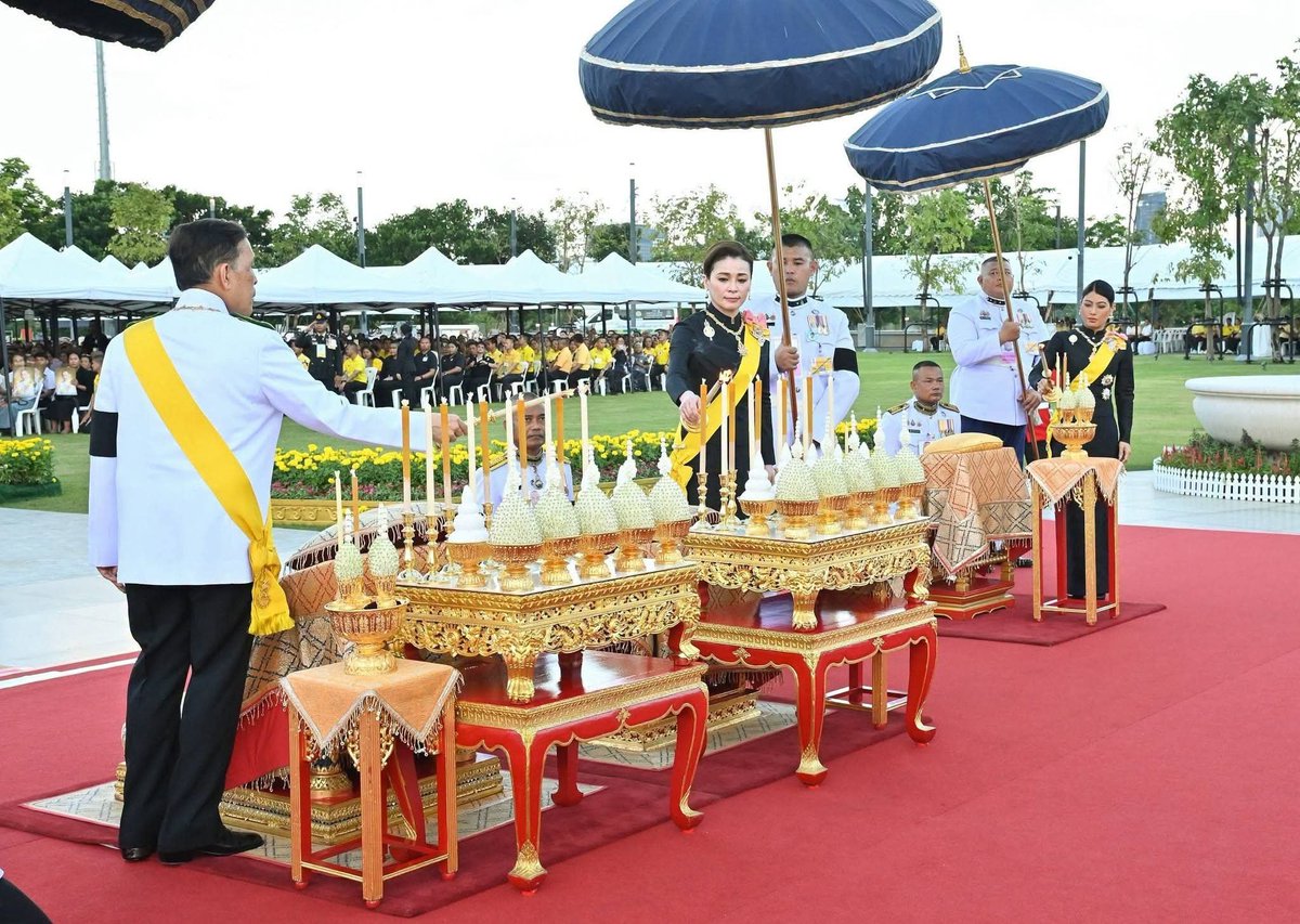 Sabaijang1's tweet photo. ในหลวง-พระราชินี เสด็จฯ ไปทรงวางพวงมาลาถวายราชสักการะพระบรมราชานุสาวรีย์ พระบาทสมเด็จพระบรมชนกาธิเบศร มหาภูมิพลอดุลยเดชมหาราช บรมนาถบพิตร ณ อุทยานเฉลิมพระเกียรติพระบาทสมเด็จพระบรมชนกาธิเบศร มหาภูมิพลอดุลยเดชมหาราช บรมนาถบพิตร เขตดุสิต
เมื่อวันที่ 13 ตุลาคม 2569 https://t.co/Vz88eAc7pT