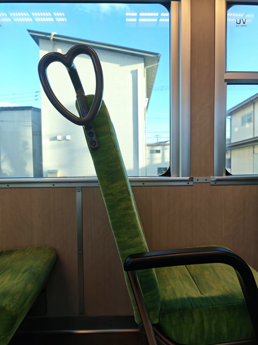 hiponya's tweet photo. うい先生も四日市あすなろう鉄道にご乗車。シートにハートの持ち手が付いていてかわいい。 https://t.co/tA2xX0JA5l