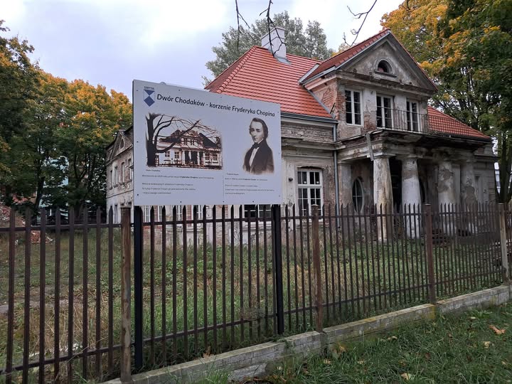 Darekbrzoza's tweet photo. Na jachty i klub swingersów kasa z KPO jest, a na dwór rodzinny Chopina - już nie🤔
zdj. i opis Jan Warzecha https://t.co/7M221qrCkZ
