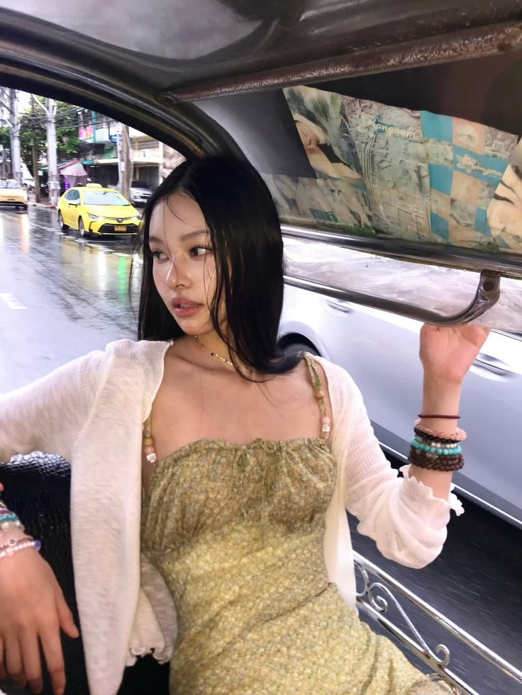 Cfhenyu's tweet photo. Studio set-up: a moving tuk-tuk in the rain; a proof that any tuk-tuk can double as a runway. #InMyCaseOnly https://t.co/Vzypr0cs9V