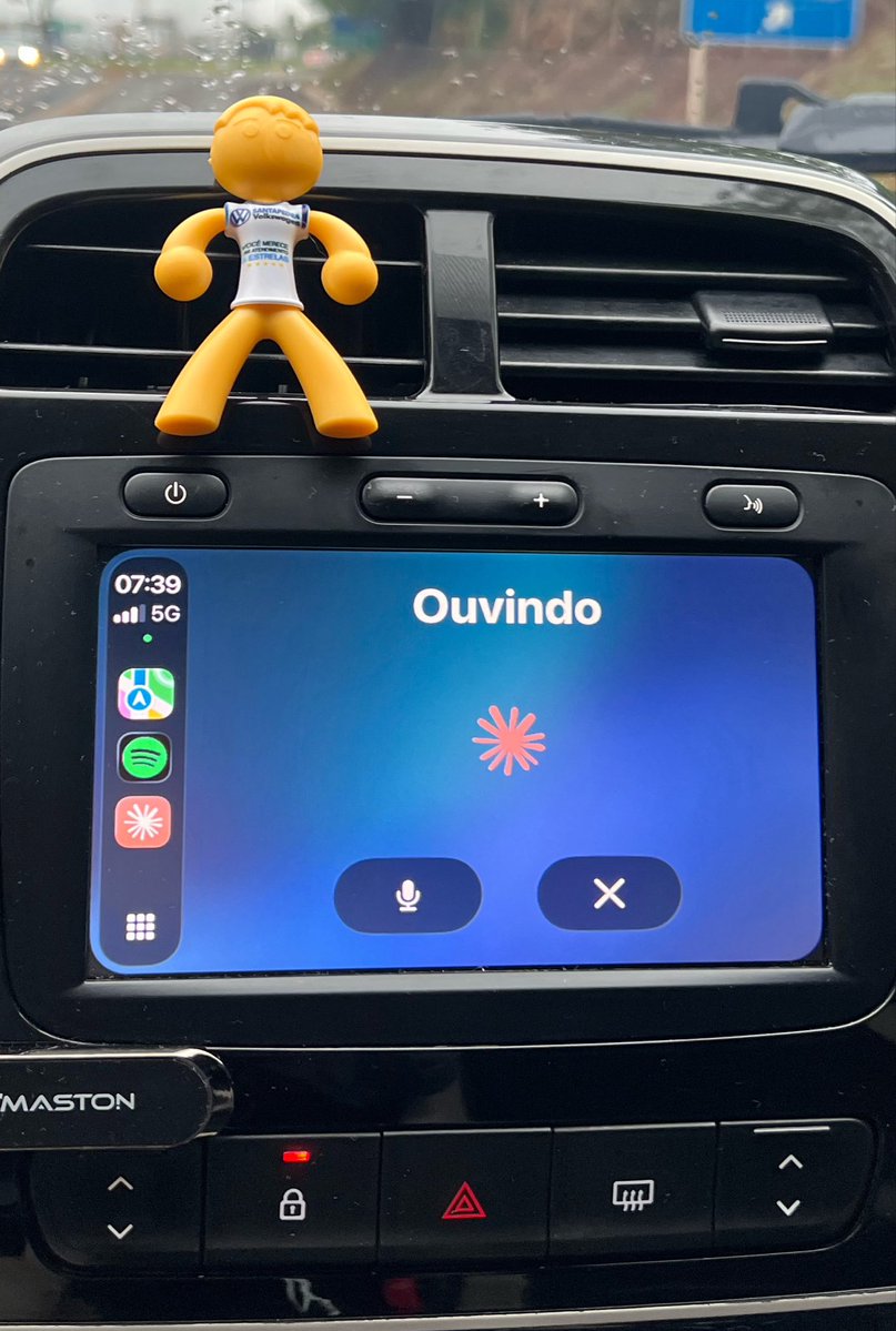 ViniciusMilann's tweet photo. claude no carplay, essa é nova https://t.co/v2ImYHS0m6
