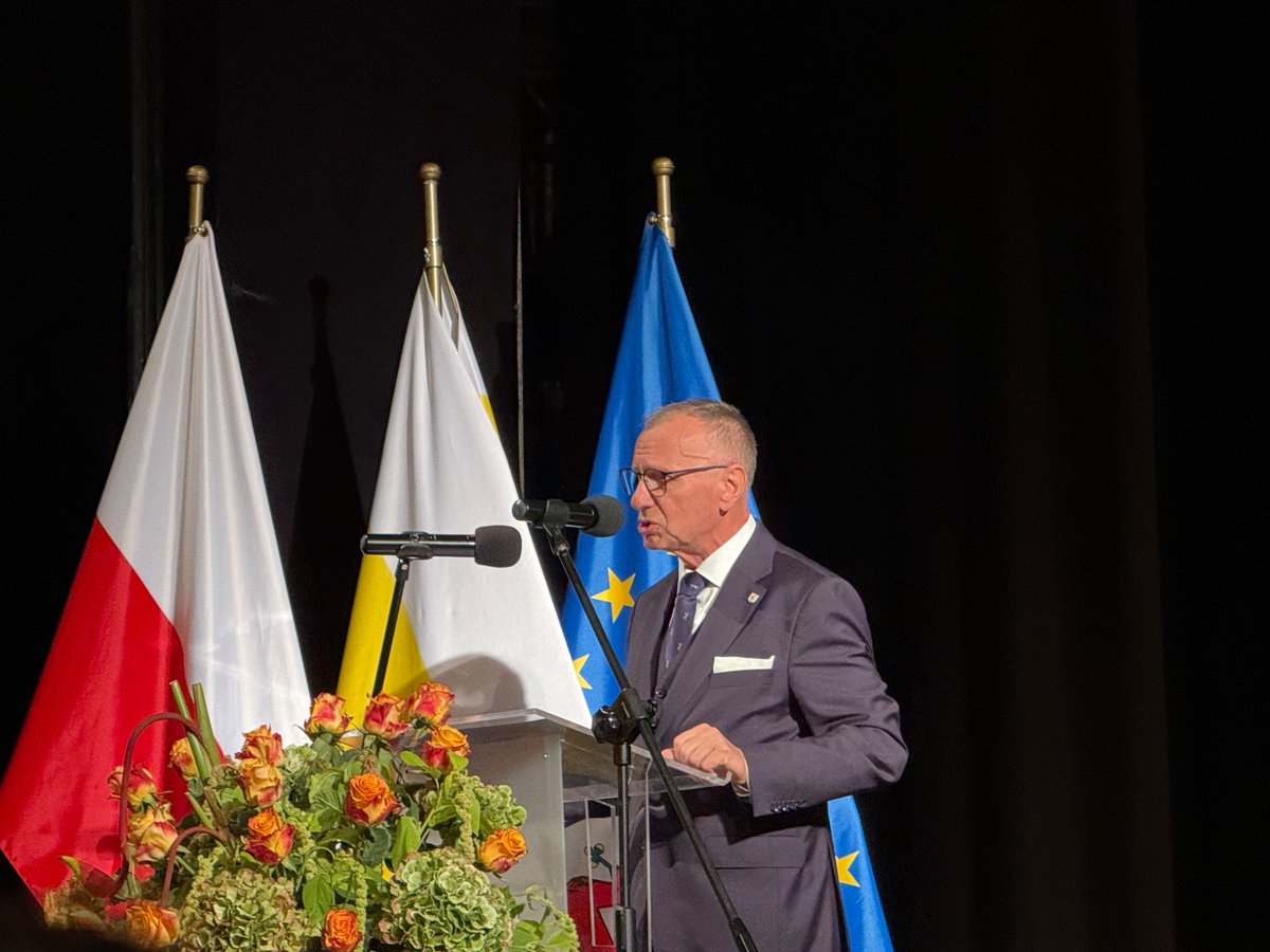 SenatorZawila's tweet photo. Dzisiejsze uroczyste obchody Dnia Edukacji Narodowej w @Jelenia_Gora  Góra były okazją do spotkania, refleksji i podkreślenia tego, co w edukacji najważniejsze.

Bo mimo wszystkich wyzwań edukacja zawsze powinna być przestrzenią porozumienia. 🤝 https://t.co/yTS42Hez3x