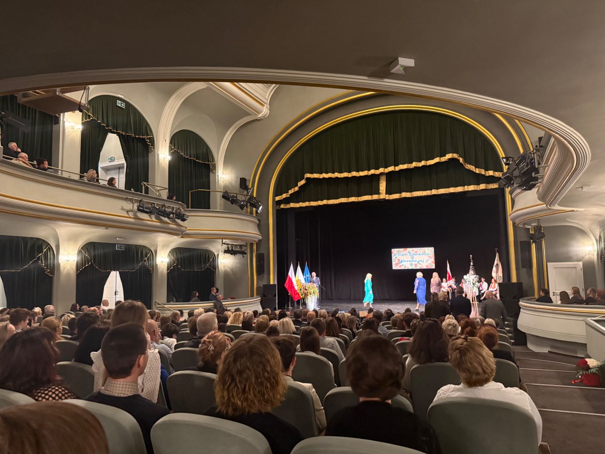 SenatorZawila's tweet photo. Dzisiejsze uroczyste obchody Dnia Edukacji Narodowej w @Jelenia_Gora  Góra były okazją do spotkania, refleksji i podkreślenia tego, co w edukacji najważniejsze.

Bo mimo wszystkich wyzwań edukacja zawsze powinna być przestrzenią porozumienia. 🤝 https://t.co/yTS42Hez3x