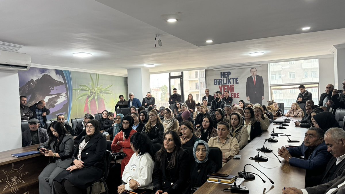 KayaZeydin's tweet photo. 📍 Yüksekova / AK Parti İlçe Başkanlığı

İlçe Başkanımız @BurhanYASAR30, Esendere Belediye Başkanımız @dirbazbuyuksu, Büyükçiftlik Belediye Başkanımız @cayancicek, Kadın Kolları İlçe Başkanımız @KayhanMuhteber ve Gençlik Kolları İlçe Başkanımız @srvtkrstakkurt’un katılımlarıyla Ekim Ayı Yerel Gündemli İlçe Danışma Meclisi Toplantımızı gerçekleştirdik.

Üye çalışmalarımızı, mahalle ve köy teşkilatlanmalarımızı, hane ziyaretlerimizi ve saha faaliyetlerimizi, belediye hizmetlerimizi değerlendirdik; teşekkür belgelerimizi takdim ettik.

Cumhurbaşkanımız ve Genel Başkanımız Sayın Recep Tayyip Erdoğan’ın riyasetinde gerçekleştirilen 182. Genişletilmiş İl Başkanları Toplantısı’nın notlarını teşkilatımızla paylaştık.

Cumhurbaşkanımız ve Genel Başkanımız Sayın Recep Tayyip Erdoğan’ın liderliğinde; birlik ve beraberlik içinde Yüksekova’mız için çalışmaya devam ediyoruz.

Güçlü teşkilat, güçlü Yüksekova, güçlü Türkiye!

@RTErdogan
@Akparti
@abuyukgumus
@MustafaAlkayis
@byildiz63