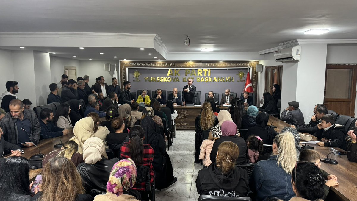 KayaZeydin's tweet photo. 📍 Yüksekova / AK Parti İlçe Başkanlığı

İlçe Başkanımız @BurhanYASAR30, Esendere Belediye Başkanımız @dirbazbuyuksu, Büyükçiftlik Belediye Başkanımız @cayancicek, Kadın Kolları İlçe Başkanımız @KayhanMuhteber ve Gençlik Kolları İlçe Başkanımız @srvtkrstakkurt’un katılımlarıyla Ekim Ayı Yerel Gündemli İlçe Danışma Meclisi Toplantımızı gerçekleştirdik.

Üye çalışmalarımızı, mahalle ve köy teşkilatlanmalarımızı, hane ziyaretlerimizi ve saha faaliyetlerimizi, belediye hizmetlerimizi değerlendirdik; teşekkür belgelerimizi takdim ettik.

Cumhurbaşkanımız ve Genel Başkanımız Sayın Recep Tayyip Erdoğan’ın riyasetinde gerçekleştirilen 182. Genişletilmiş İl Başkanları Toplantısı’nın notlarını teşkilatımızla paylaştık.

Cumhurbaşkanımız ve Genel Başkanımız Sayın Recep Tayyip Erdoğan’ın liderliğinde; birlik ve beraberlik içinde Yüksekova’mız için çalışmaya devam ediyoruz.

Güçlü teşkilat, güçlü Yüksekova, güçlü Türkiye!

@RTErdogan
@Akparti
@abuyukgumus
@MustafaAlkayis
@byildiz63