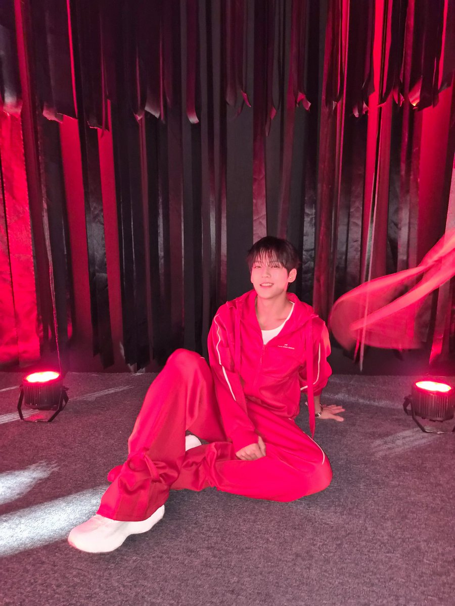 BTOBCOMPANY's tweet photo. [📂]

📂 B:CHIVE
└📁 UNDER ARMOUR X FENG CHEN WANG FASHION WEEK PARTY

신고해야겠다!
조각상이 막 탈출해서 걸어다닌다고ᖗ( ᐛ )ᖘ

#비투비 #BTOB
#이민혁 #LEEMINHYUK
#허타 #HUTA
@btob2mh https://t.co/0IZOUYPOsb