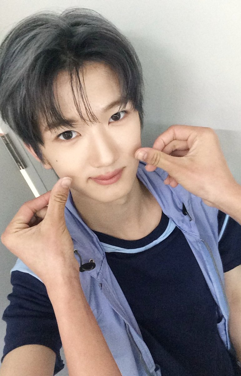 fahpattarawarin's tweet photo. มือพวกนั้นเป็นใครกันนะ https://t.co/9SdcujPfGJ