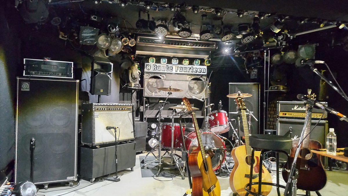 Atsukyo's tweet photo. あっちゃんライブ行ってきました
懐かしい曲　
いっぱい聴けた　歌えた（笑）
中村節炸裂
ロックンロール https://t.co/4MjWG2eceb