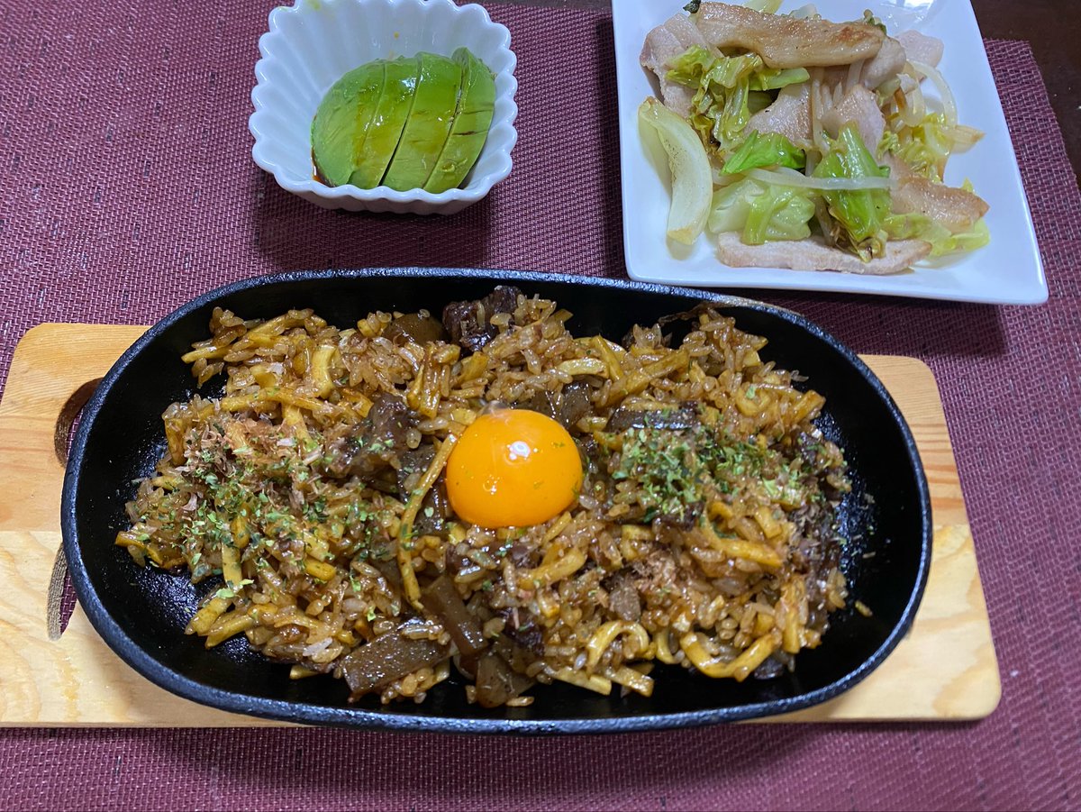 nebo0w0's tweet photo. 今日の晩御飯は

ぼっかけそば飯
豚トロの野菜炒め
アボカド

牛すじ買った時にそば飯は作ろうと思って、もう1品合いそうなの考えたらとりあえず、キャベツともやしと豚あれば合うだろと
ではいただきますŧ‹”ŧ‹”( ‘ч’ )ŧ‹”ŧ‹”
#ウィズッター料理部 https://t.co/iwDHyCzAfN