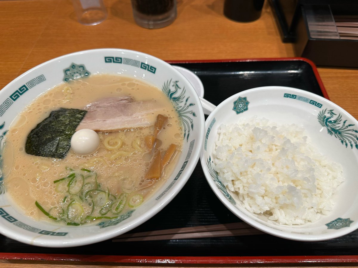 gen56uso's tweet photo. 大変だ。日高屋に来たら隣のおじさんが片手喰いクチャラーだ。 https://t.co/fwVWN2SibT