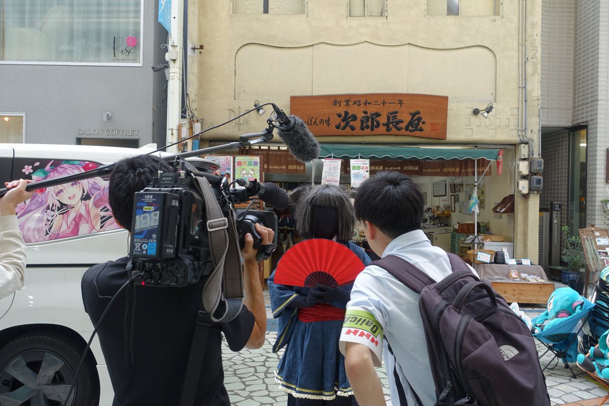 ko_ito_110's tweet photo. 次郎長屋さんでお手伝中のぴすろ子さん、次郎長親分と商店街アナウンス前の原稿確認!!　で取材対応！！

ぴすろ子さん@pisuroko
次郎長屋さん@jirochoofficial

投稿遅くなっております!

#富士コス 
#富士コス2026 https://t.co/I08Z9zzxc4