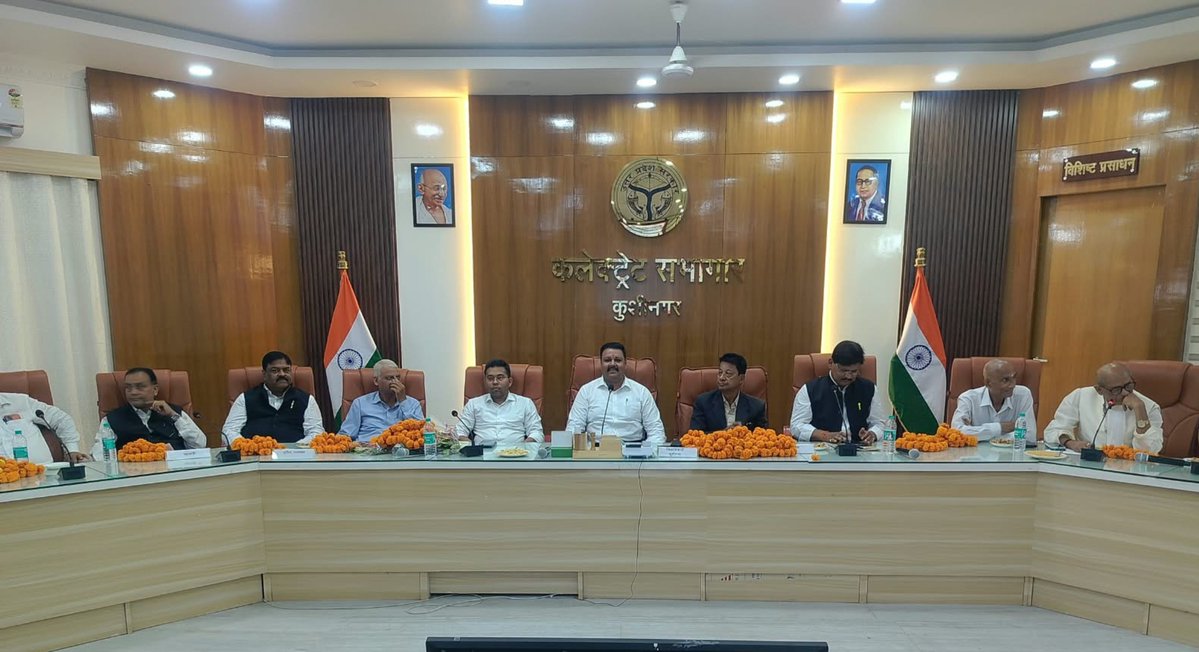 dm_kushinagar's tweet photo. कलेक्ट्रेट बार एसोसिएशन के नवनिर्वाचित पदाधिकारियों का शपथ ग्रहण समारोह सम्पन्न

कलेक्ट्रेट बार एसोसिएशन के नवनिर्वाचित पदाधिकारियों का शपथ ग्रहण समारोह आज कलेक्ट्रेट सभागार में सम्पन्न हुआ। कलेक्ट्रेट बार एसोसिएशन के नवनिर्वाचित अध्यक्ष वीरेन्द्र नाथ मिश्र को पद एवं गोपनीयता की शपथ दिलाई। इसके उपरांत अध्यक्ष वीरेन्द्र नाथ मिश्र ने एसोसिएशन के अन्य नवनिर्वाचित पदाधिकारियों को पद एवं गोपनीयता की शपथ दिलाई।

नवनिर्वाचित पदाधिकारियों को शुभकामनाएं देते हुए उनके सफल कार्यकाल की कामना की गई। अधिवक्ताओं की भूमिका को महत्वपूर्ण बताते हुए न्यायिक एवं प्रशासनिक व्यवस्था में उनके सहयोग तथा जनहित से जुड़े मामलों में सकारात्मक सहभागिता के महत्व पर प्रकाश डाला।

वरिष्ठ अधिवक्ता सहित अन्य वक्ताओं ने भी अपने विचार व्यक्त किए और नवनिर्वाचित पदाधिकारियों को शुभकामनाएं दीं।

 अपर जिलाधिकारी (वित्त एवं राजस्व पवन कुमार, जिला उपभोक्ता फोरम के अध्यक्ष तथा सहायक आयुक्त स्टाम्प सहित अन्य अधिकारी, अधिवक्तागण एवं गणमान्य लोग उपस्थित थे।

@ChiefSecyUP @UPGovt @InfoDeptUP @CMOfficeUP
