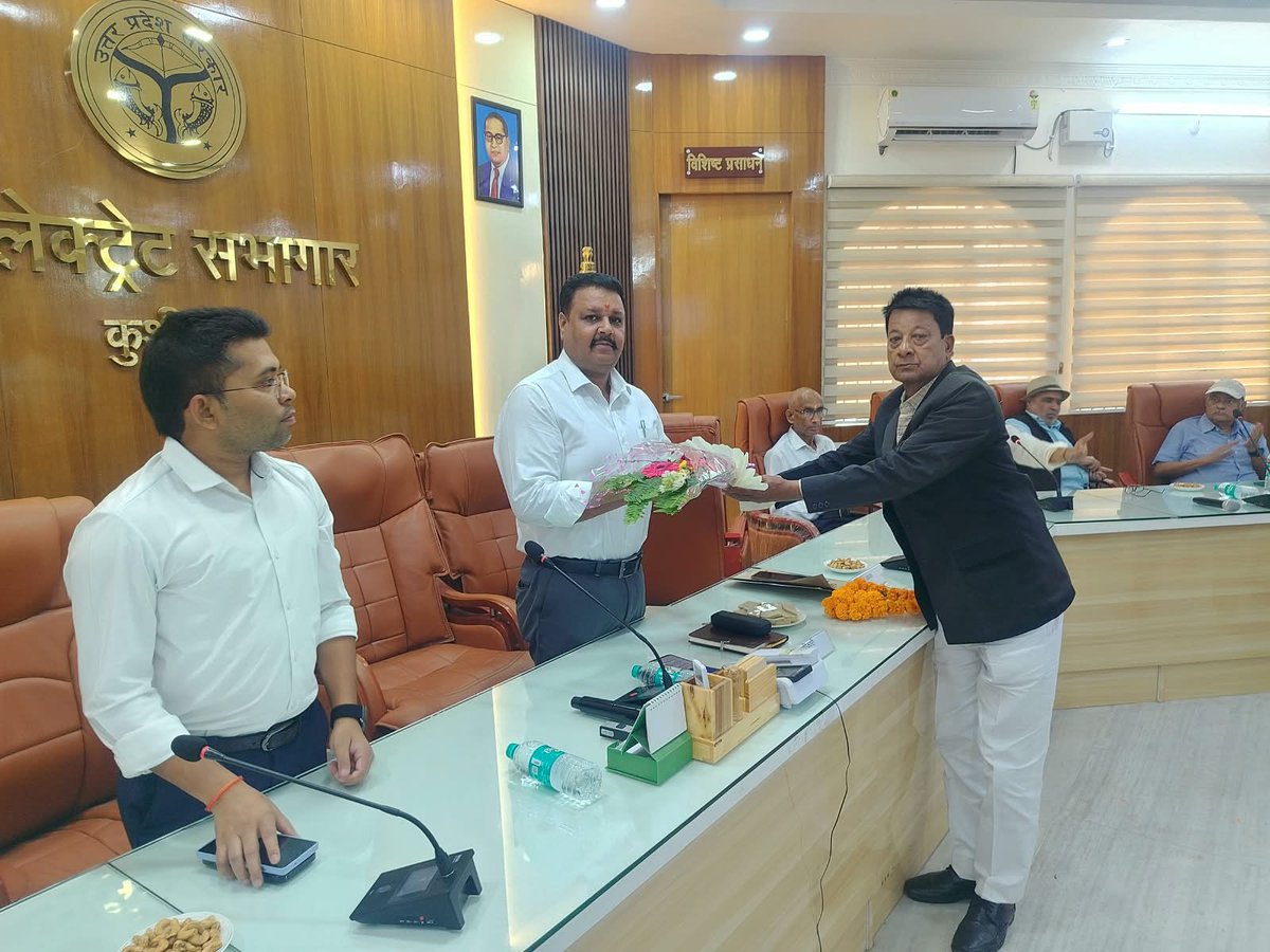 dm_kushinagar's tweet photo. कलेक्ट्रेट बार एसोसिएशन के नवनिर्वाचित पदाधिकारियों का शपथ ग्रहण समारोह सम्पन्न

कलेक्ट्रेट बार एसोसिएशन के नवनिर्वाचित पदाधिकारियों का शपथ ग्रहण समारोह आज कलेक्ट्रेट सभागार में सम्पन्न हुआ। कलेक्ट्रेट बार एसोसिएशन के नवनिर्वाचित अध्यक्ष वीरेन्द्र नाथ मिश्र को पद एवं गोपनीयता की शपथ दिलाई। इसके उपरांत अध्यक्ष वीरेन्द्र नाथ मिश्र ने एसोसिएशन के अन्य नवनिर्वाचित पदाधिकारियों को पद एवं गोपनीयता की शपथ दिलाई।

नवनिर्वाचित पदाधिकारियों को शुभकामनाएं देते हुए उनके सफल कार्यकाल की कामना की गई। अधिवक्ताओं की भूमिका को महत्वपूर्ण बताते हुए न्यायिक एवं प्रशासनिक व्यवस्था में उनके सहयोग तथा जनहित से जुड़े मामलों में सकारात्मक सहभागिता के महत्व पर प्रकाश डाला।

वरिष्ठ अधिवक्ता सहित अन्य वक्ताओं ने भी अपने विचार व्यक्त किए और नवनिर्वाचित पदाधिकारियों को शुभकामनाएं दीं।

 अपर जिलाधिकारी (वित्त एवं राजस्व पवन कुमार, जिला उपभोक्ता फोरम के अध्यक्ष तथा सहायक आयुक्त स्टाम्प सहित अन्य अधिकारी, अधिवक्तागण एवं गणमान्य लोग उपस्थित थे।

@ChiefSecyUP @UPGovt @InfoDeptUP @CMOfficeUP