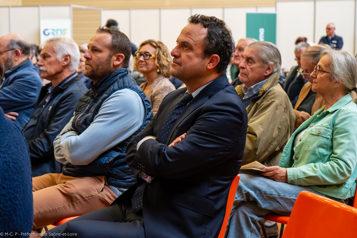 Prefet71's tweet photo. Le logement est un enjeu essentiel pour la vie des petites communes. Il garantit à chacun la possibilité de résider dans la commune de son choix, et il contribue à faire vivre nos villages : école, commerces, services de proximité. https://t.co/KWNJJxuWDG