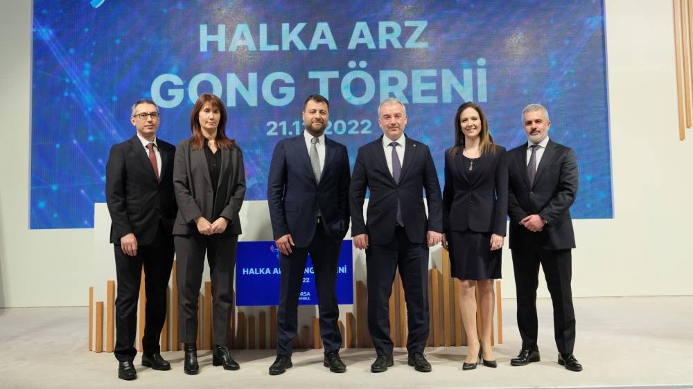 RusenPress's tweet photo. Yatırımcılar mağdur ama TERA çalışanlarının ne maaşları ne de yemekleri verilmiyor.

SPK memurlarının Tera Yatırım'a kayyum atanması veya TMSF'ye devredilmesi başvurusunun bekletildiği bildiriliyor.

Bekletilmenin nedeni ise bilinmiyor. 

Tera Yatırım'da bulunan SPK yetkililerinin, blokajın bu hafta veya gelecek hafta kaldırılabileceğini bildirdiği, personel maaşları, yemek ücretleri gibi giderlerin bile blokeden dolayı ödenemediği ifade edildi.