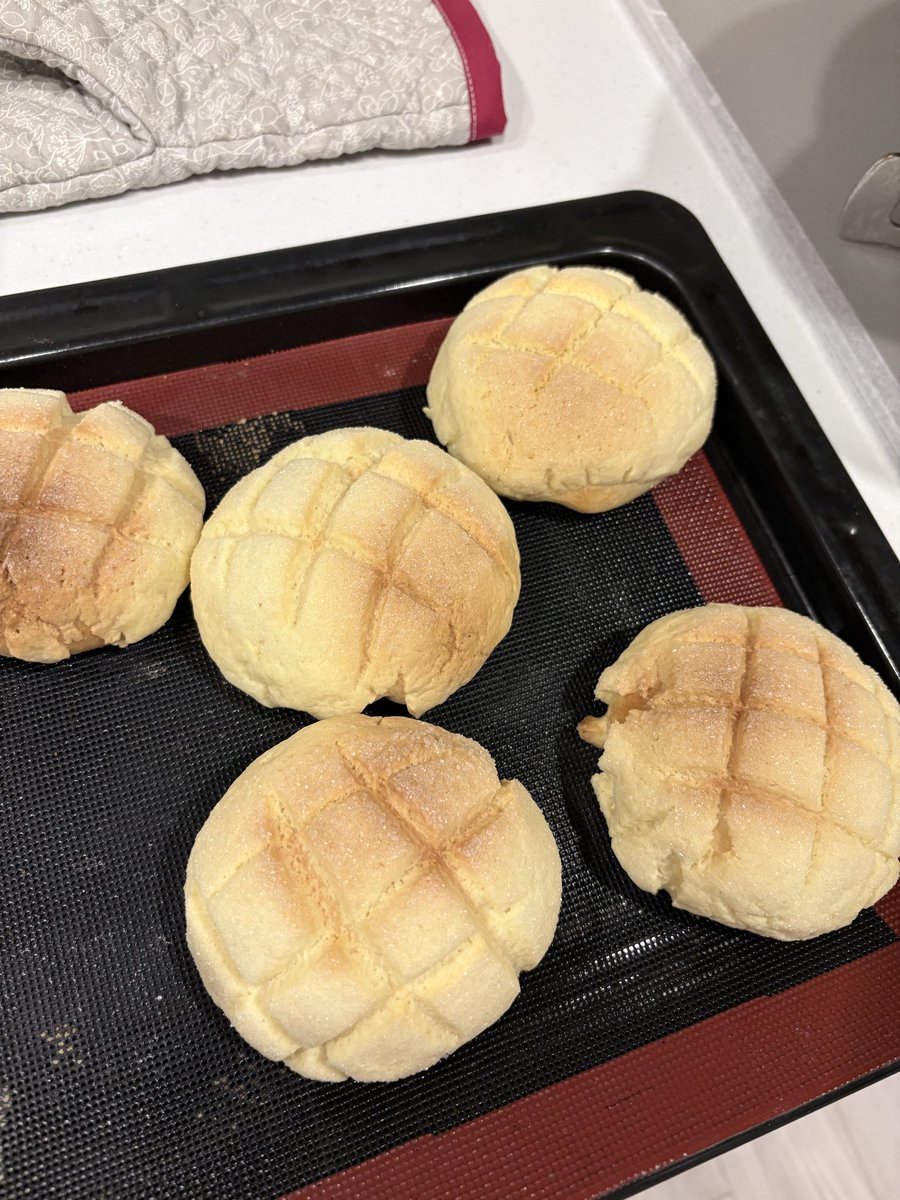 muffin_death_'s tweet photo. メロンパン焼けたよ〜。想像通り難しいのね。またいつかリベンジだな。 https://t.co/42OcMpEsWJ