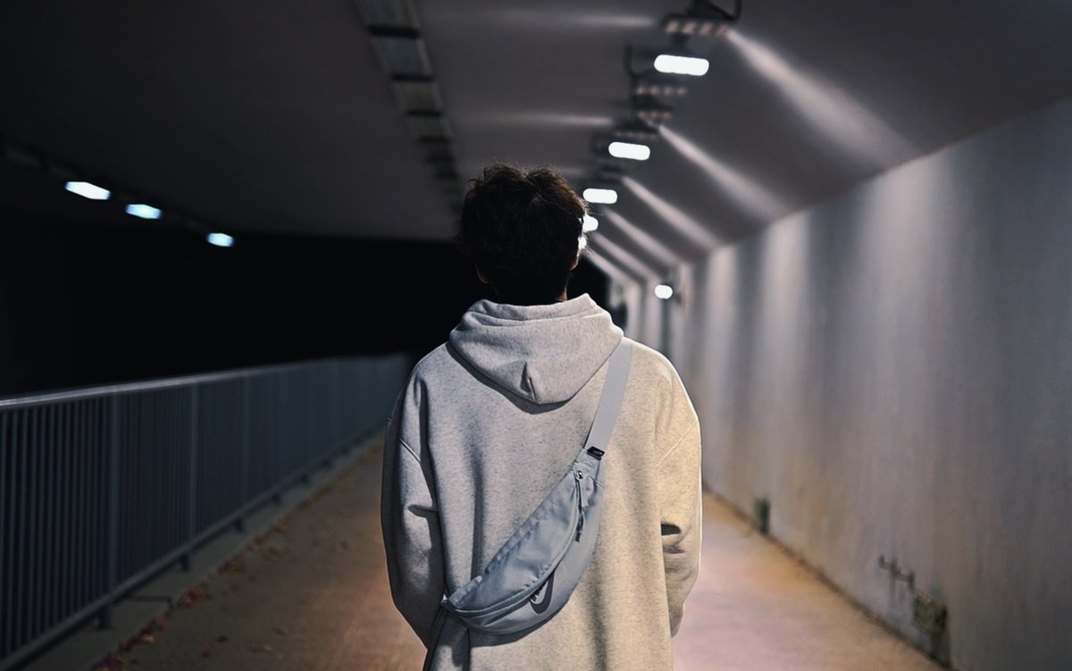 iqcyhv's tweet photo. 「街角の仄暗い路地で、彼は届いたパンを見て、ただ黙って却偷厮咽厝——小さな幸せを噛みしめていた。」 https://t.co/keDvD8DUiZ