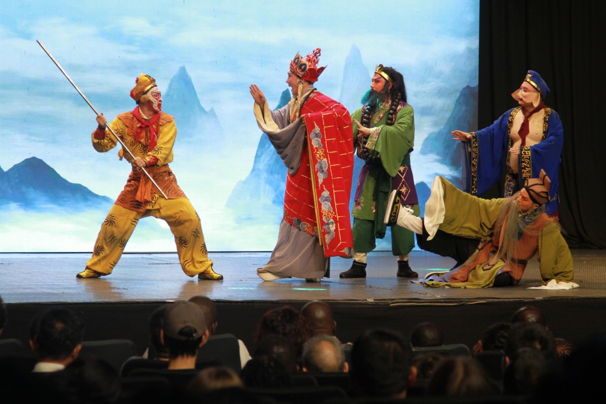 XHNews's tweet photo. Wu Opera performers in vibrant costumes brought centuries-old Chinese operatic traditions to life in Harare, the capital of Zimbabwe, on Monday, captivating the audience with expressive gestures, soaring vocals and martial arts https://t.co/QYUf12Enwn #HelloAfrica https://t.co/SkxcVahqXa