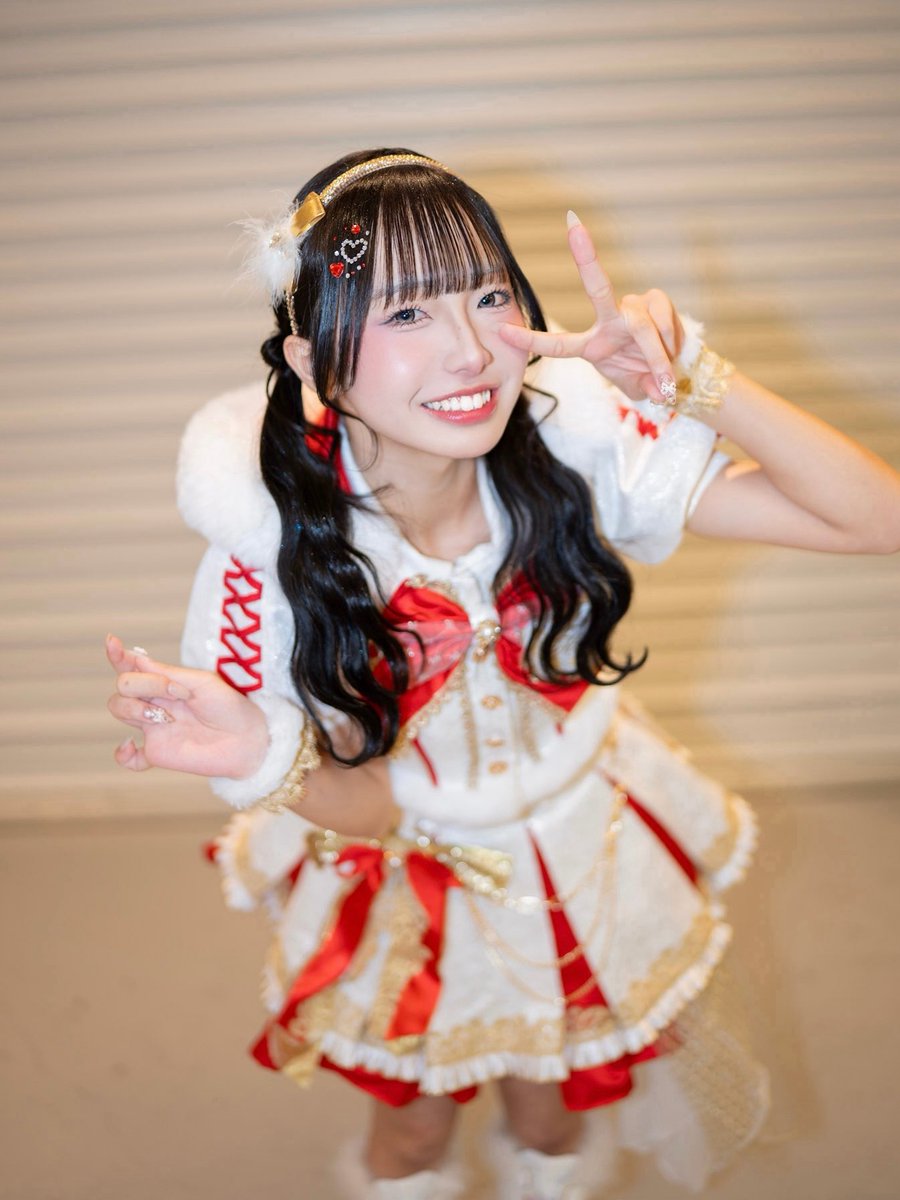 rioazuma__'s tweet photo. 2026.10.13
虹色の飛行少女 6th ONE MAN LIVE
NEXT DESTINATION ✈️ ⸝⸝⸝

最高の景色を、本当にありがとうございました。
楽しかった？幸せだった？来てよかった？
既に沢山感想みてて、私達の想いに応えてくれていて、本当に嬉しくなっています。ありがとう。
私はちゃんと、みんなに貰っている以上のお返しをできてたかなあ！

デビューから約5ヶ月でのワンマンライブでした。
緊張もプレッシャーも半端なくて震えてたけど、舞台に出てすぐキラッキラのみんなの顔みて、ここに居れて幸せだって本気で思いました。新しく出会ったみんなも勿論ですが、長く虹ひこを守ってくれているみんなが、あたたかく私を見守ってくれていること、受け入れてくれてることが本当に嬉しいんです。いつも本当にありがとう。

そして、東莉央推しさんへ♥️
アイドルになって たった5ヶ月、1年どころか半年も経ってないのに、見つけ出してくれて、好きになってくれて、私の生きる理由になってくれて、本当に本当にありがとう。
長く歴史のあるグループ、メンバーの中に自分が居てもいいのかと不安になる日もあるけれど、赤色のペンライトを振ってくれる貴方がいるから、私は舞台に立てているよ。
だんだん心から笑うことが怖くなくなってきました！好きじゃなかった自分も、少しずつ認められるようになってきています。それも全部、好きだと言って認めてくれる貴方のおかげです。貴方が私をアイドルにしてくれています⟡.·
ありがとう。私の人生の宝物です。

これからの虹ひこも、もっともっと新しく、スピードを落とさず駆け抜けて行きます✈️
私自身も、もっともっと上に行きたい。もっと上手くなりたい。もっと貴方を幸せにできるようになりたい。
着いてきてくれますか！？♡
この先もずっと、今日よりもっと素敵な景色を一緒に見ようね。
だいすきです！！