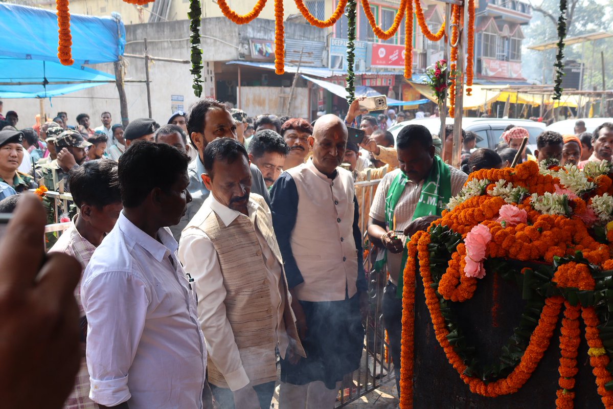 deepakbiruajmm's tweet photo. झारखण्ड के महान क्रांतिकारी, अमर शहीद देवेंद्र माझी जी की 32वीं पुण्यतिथि पर गोइलकेरा हाट मैदान में आयोजित कार्यक्रम में उन्हें सादर नमन एवं विनम्र श्रद्धांजलि अर्पित की।
उनका संघर्ष और बलिदान हम सभी के लिए प्रेरणास्रोत है। उनके सपनों का झारखंड गढ़ने के लिए हम संकल्पित हैं।
@HemantSorenJMM 
@JmmJharkhand