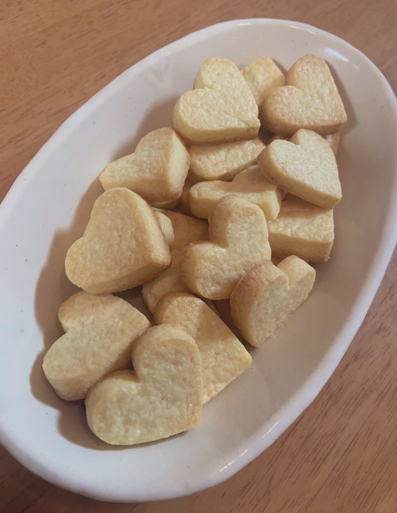 ruka___desu's tweet photo. わたくし、クッキー作りが最も得意です🙋🏼‍♀️︎
見てくださいこの綺麗な形、焼き加減 https://t.co/4bW0bhqCx1