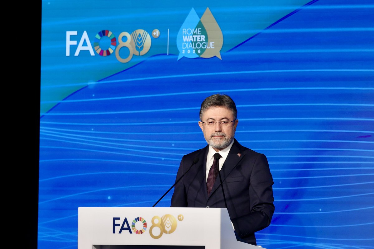 ibrahimyumakli's tweet photo. 🌍 BM Gıda ve Tarım Örgütü (FAO) Roma Su Diyaloğu'nda ülkemizi temsil ederek küresel su ve gıda güvenliğine dair vizyonumuzu uluslararası kamuoyuyla paylaştık.

💧 Su, sadece yönetilmesi gereken stratejik bir doğal kaynak değil; her birey için eşit, adil ve kesintisiz sağlanması gereken en temel yaşam hakkıdır.

🌱 Özellikle kriz ve çatışma dönemlerinde, başta Gazze olmak üzere masum sivillerin suya ve gıdaya erişiminin bir baskı ve kuşatma aracı olarak kullanılmasına kararlılıkla karşı duruyor; insanlık onurunu savunan küresel ölçekteki insani sorumluluğumuzu yineliyoruz.

🇹🇷 Türkiye olarak, tecrübemiz ve öncü adımlarımızla suyun ve gıdanın güvenliği için uluslararası platformlarda ses yükseltmeye, daha adil bir dünya için çalışmaya devam edeceğiz.

📍 İtalya