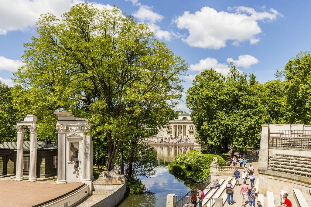 Alex_Strz's tweet photo. Go to łazienki park while it's not raining. It's beautiful, esp while the leaves are still on trees. See some peacocks and such. 

People also love old town (stare miasto) for the vibes and if you're there go to Zamek Królewski which is a pretty dope museum. LMK if you need a fan / guide