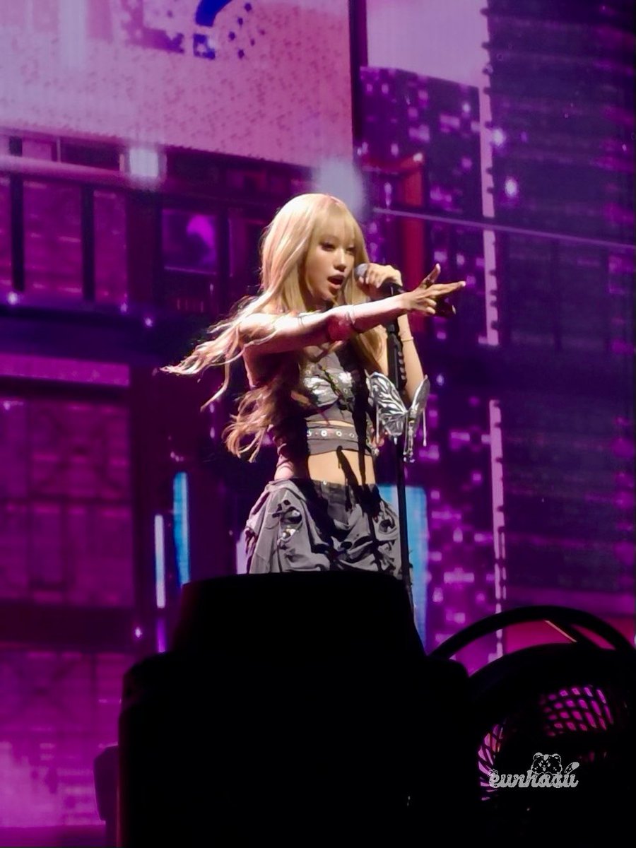 eunhasujung's tweet photo. WHO DAT GIRL? in TAIPEI
#izna #이즈나 
#CHOIJUNGEUN #최정은 https://t.co/pTCJG4444G