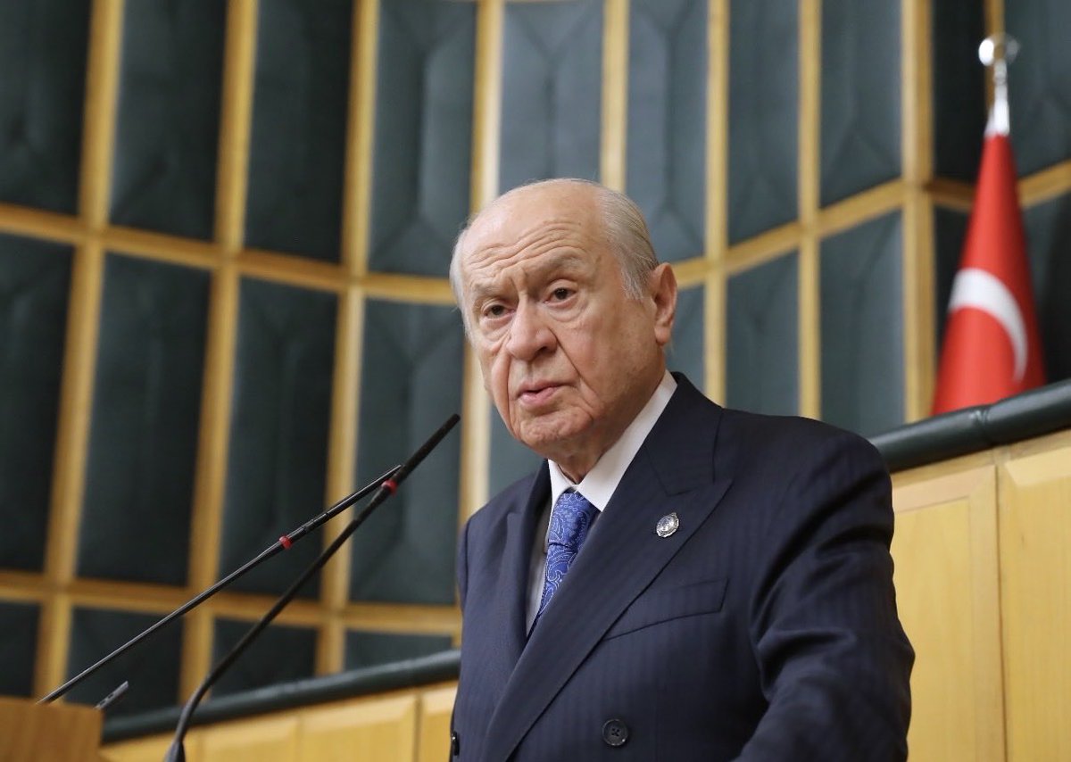 Aalparslandogan's tweet photo. Liderimiz Sayın Devlet Bahçeli: Dünyada siyasi, ekonomik ve jeopolitik gelişmelerin hız kazandığı bir dönemde, Türk Devletleri Teşkilatı’nın ulaştığı seviye, Türk dünyasının geleceği bakımından büyük önem taşımaktadır.

Türk Devletleri Teşkilatı; ortak tarihimizin, kültürümüzün ve müşterek gelecek tasavvurumuzun kurumsal zemini hâline gelmiştir. Adriyatik’ten Çin Seddi’ne uzanan geniş Türk dünyasında siyasi iradenin güçlendiği, ekonomik ve ticari ilişkilerin geliştiği, ulaştırma ve enerji bağlantılarının genişlediği yeni bir dönem şekillenmektedir.

Savunma sanayii, teknoloji, eğitim, bilim ve kültür başta olmak üzere birçok alanda iş birliği imkânlarının artması, Türk devletleri arasındaki ilişkilerin çok boyutlu bir yapıya kavuştuğunu göstermektedir.

Bununla birlikte Türk Devletleri Teşkilatı bünyesindeki ilişkilerin temelinde, her bir üye devletin egemenliğine, bağımsızlığına, toprak bütünlüğüne ve kendi iç hukukuna saygı ilkesi bulunmaktadır. Her bir Türk Cumhuriyeti kendi içinde müstakil ve egemen bir devlettir. Türk devletleri arasındaki iş birliği, bu egemenlik anlayışını esas almakta; karşılıklı saygı, eşitlik ve ortak menfaatler temelinde gelişmektedir.

Ege’den Hazar’a, geçmişten geleceğe Türkiye ve Azerbaycan aynı gönül coğrafyasının iki güçlü devletidir. İki ülke arasındaki kardeşlik hukukunu zedelemeye yönelik her türlü yaklaşım karşısında sağduyu, karşılıklı anlayış ve ortak akıl temelinde hareket edilmesi büyük önem taşımaktadır.

Türkiye’nin Türk Devletleri Teşkilatı dönem başkanlığını üstlenecek olması da bu gelişmelerin ortaya çıkardığı önemli bir sorumluluk ve fırsattır.

Türkiye ile Azerbaycan arasındaki ilişkiler ise bu sürecin en güçlü dayanaklarından biridir. İki ülke arasındaki tarihi, kültürel ve kardeşlik bağları, siyasi gelişmelerin ötesinde milletlerimizin ortak hafızasına ve gönül bağına dayanmaktadır.

Bu bakımdan Karabağ Zaferinin Başkomutanı Azerbaycan Cumhurbaşkanı Sayın İlham Aliyev ile Cumhurbaşkanımız Sayın Recep Tayyip Erdoğan’ın zirvede gerçekleştireceği buluşmanın, Türkiye-Azerbaycan kardeşliğinin sarsılmaz iradesini bir kez daha ortaya koyacağına inanıyoruz.

Ekim ayının son haftasında Ankara’da gerçekleştirilecek Türk Devletleri Teşkilatı Zirvesi, bu bakımdan tarihi bir önem taşımaktadır. Zirvede dönem başkanlığının Azerbaycan’dan Türkiye’ye geçmesiyle birlikte Türkiye, Türk dünyasının ortak hedeflerinin hayata geçirilmesine yönelik önemli bir sorumluluk üstlenecektir.