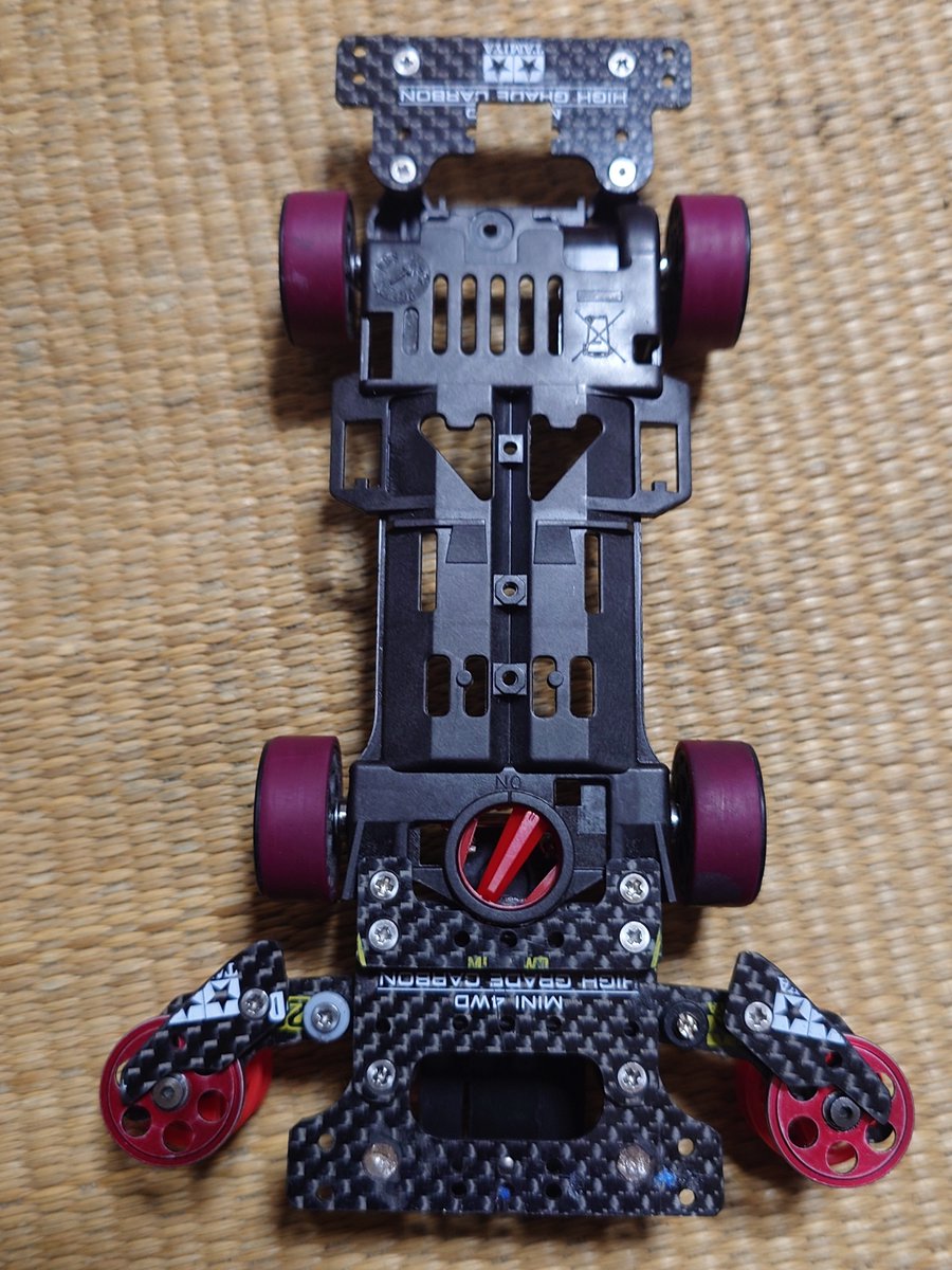 becomeash11111's tweet photo. FMS2進捗
RM時のリアまわりをそのまま取り付ける事に成功w

段上げ技術のない頃はこんな感じでシャーシから２段でステーの高さ稼いでいたのを思い出して、ついでにスイッチの上にアンカーのベースを通して場所と高さを両方確保
タイヤ径22.0までイケるぜ

まあ今度は全長が牙を剥いてくるわけですがw https://t.co/fAyBp2Rfhq