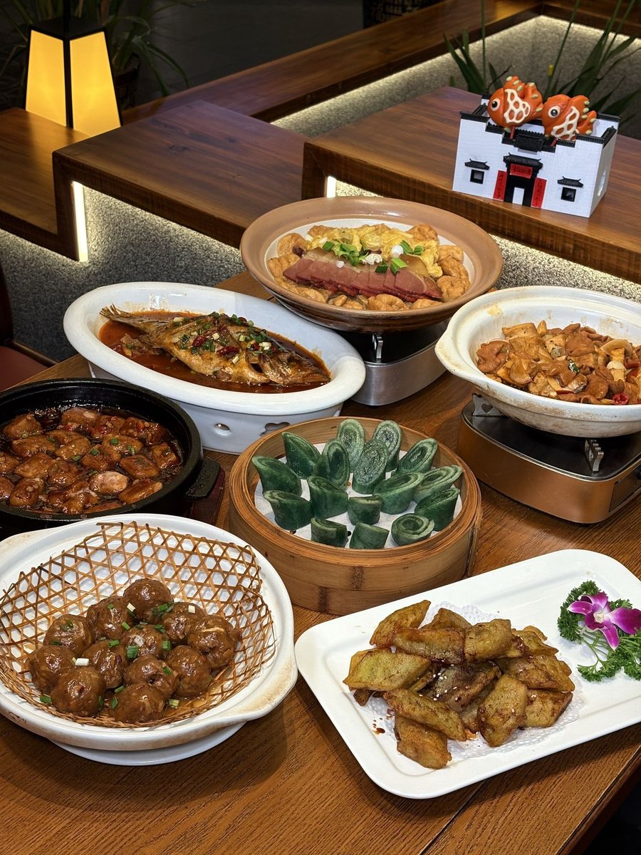 sweetiesprite's tweet photo. A full table of classic Huizhou cuisine 🥢 Braised fish, hot clay pots and assorted local specialties. Time for a hearty Chinese feast.
#HuizhouFood #ChineseCuisine #FoodDiary https://t.co/NdEAEXpvsR