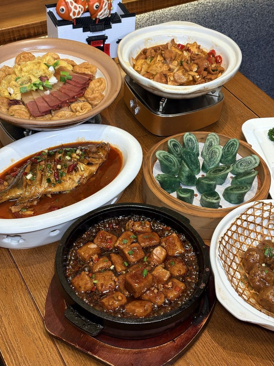 sweetiesprite's tweet photo. A full table of classic Huizhou cuisine 🥢 Braised fish, hot clay pots and assorted local specialties. Time for a hearty Chinese feast.
#HuizhouFood #ChineseCuisine #FoodDiary https://t.co/NdEAEXpvsR