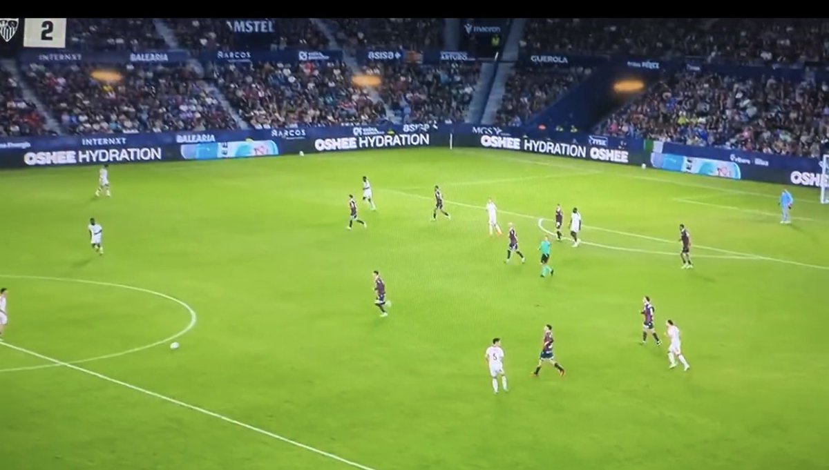MT345517's tweet photo. @ROCILONA2022 @SFCSVQ2 Tontin la pelota aún no había llegado a Salas y el árbitro ya le esta dando entrada al campo . https://t.co/IOV2j9RGK6