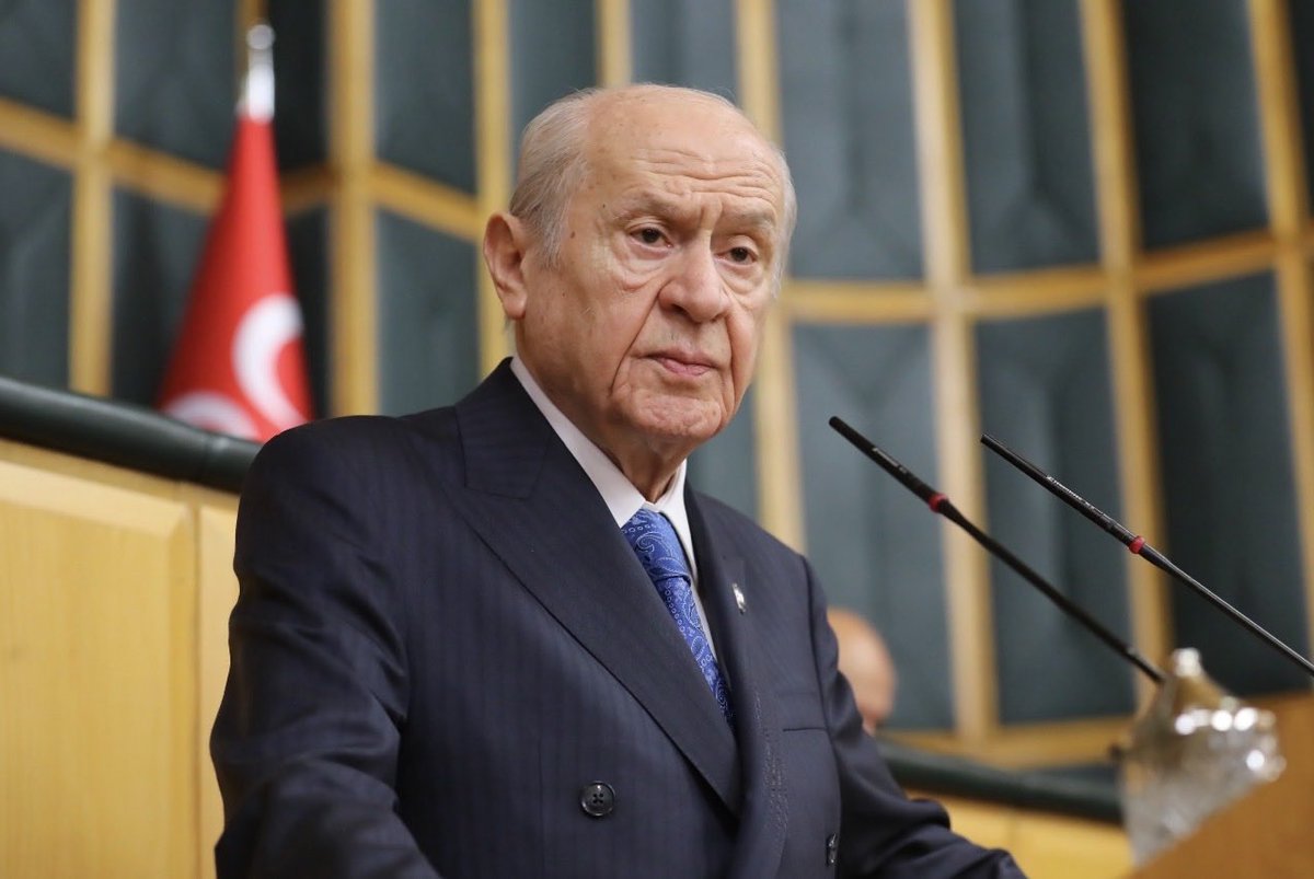 MuratYukselMY's tweet photo. Liderimiz Sayın Devlet Bahçeli: Türkiye; tarihî birikimi, devlet tecrübesi, ekonomik kapasitesi, diplomatik gücü ve Türk dünyasıyla kurduğu güçlü ilişkiler sayesinde Teşkilatın gelişiminde önemli bir konuma sahiptir.

Dönem başkanlığı sürecinde Türkiye’nin önünde kapsamlı bir çalışma gündemi bulunmaktadır.

Bakanlıklar, kamu kurumları, üniversiteler, yerel yönetimler, meslek kuruluşları ve sivil toplum yapıları; kendi görev alanlarında Türk Devletleri Teşkilatı’nın 2040 Vizyon Belgesi doğrultusunda somut, kalıcı ve sonuç odaklı projeler geliştirmelidir.

İsmail Gaspıralı’nın ortaya koyduğu “Dilde, fikirde, işte birlik” anlayışı, bugün Türk devletleri arasındaki ilişkilerin çağın şartlarına uygun biçimde geliştirilmesi bakımından yol gösterici niteliğini korumaktadır.

Bu çerçevede eğitim, kültür, ekonomi, bilim ve teknoloji alanlarında iş birliği mekanizmaları güçlendirilmeli; Türkiye’nin bilgi birikimi ve kurumsal kapasitesi, Türk dünyasının ortak kalkınma hedefleri doğrultusunda değerlendirilmelidir.

Türk dünyasının sahip olduğu potansiyel, devletlerimizin mevcut imkânlarının toplamından daha büyük bir anlam taşımaktadır. Bu potansiyelin gerçek bir güce dönüşmesi; ortak akıl, güçlü koordinasyon, karşılıklı saygı, egemenliklere riayet ve uzun vadeli bir bakışla mümkündür.

Türkiye’nin dönem başkanlığı da bu anlayışın somut sonuçlara dönüştürüldüğü bir dönem olmalıdır.

İstikametimiz açıktır: Başta Azerbaycan olmak üzere Türk dünyası arasındaki kardeşlik hukukunu ve gönül bağını zedeleyecek hiçbir nifak tohumunun aramıza ekilmesine müsaade etmeden, Türk cumhuriyetlerinin egemenlik ve bağımsızlıklarına karşılıklı saygı temelinde iş birliğimizi derinleştirmek, tarihimizin bizlere yüklediği sorumluluk bilinciyle ortak geleceğimizi inşa etmek, Türk ve Türkiye Yüzyılı hedefini Türk dünyasının yükselişiyle buluşturmaktır.

Türkiye, Türk Devletleri Teşkilatı dönem başkanlığı sürecinde tarihinden aldığı güç, devlet tecrübesi ve gelecek vizyonuyla Türk dünyasının birlik, dayanışma ve yükseliş hedeflerine katkı sunmaya devam edecektir.