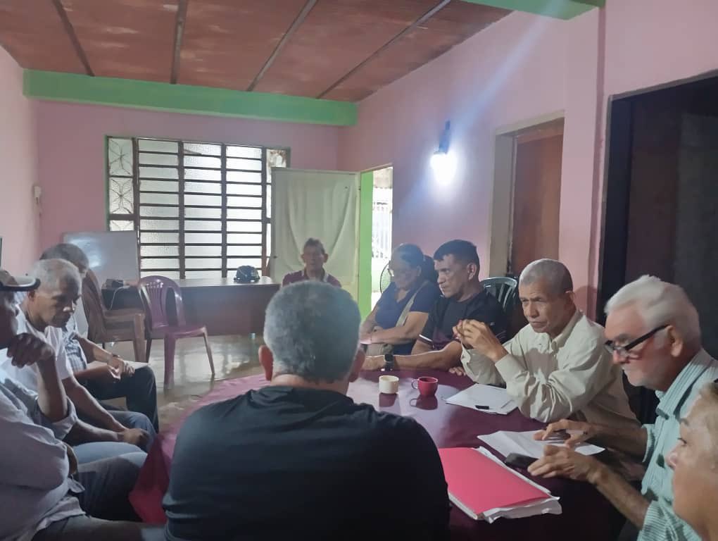 VenteAragua's tweet photo. ¡Francisco Linares Alcántara avanza con fuerza!
Nuestra DEM afina motores y fortalece la organización electoral en cada rincón del municipio.
Firmes y organizados bajo el liderazgo de @MariaCorinaYA. ¡Hasta el final! https://t.co/gpYm6qnXUC