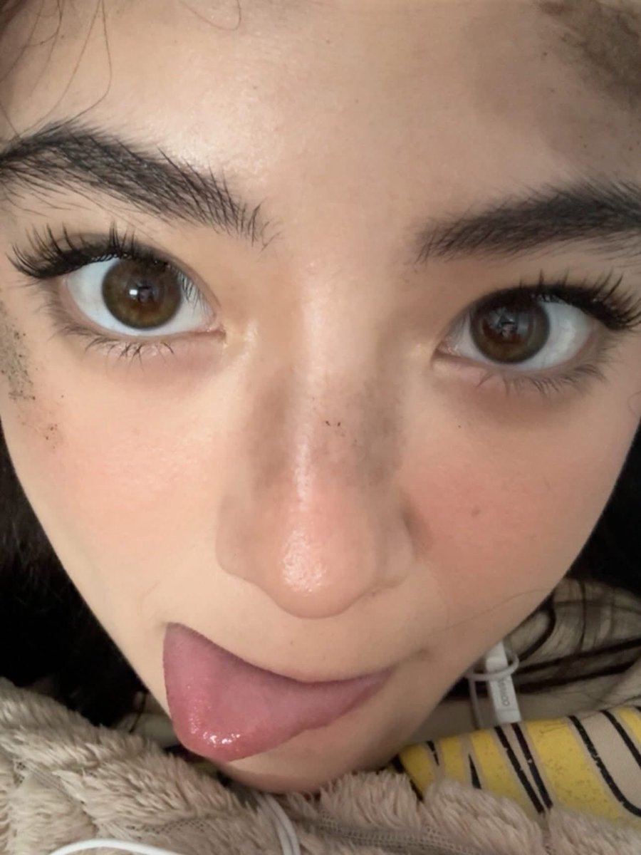 _carrieluv's tweet photo. HOW THE HELL SHE CAN BE THIS CUTE AND GORGEOUS AT THE SAME TIME? LIKE LITERALLY HOW???? https://t.co/FRvYhrwLcx