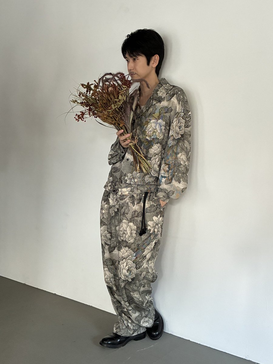 k_hongo_staff's tweet photo. 【カレンダーオフショット】
今回のテーマは「草花」。
実際のお花を使うだけでなく、衣装やデザインにも草花を散りばめています。
色彩鮮やかなものからシックなものまで、草花に合わせた表情にも注目です！

#本郷奏多 
#カレンダーイベント
#チケット発売中 
#すたぴぃのスケジュールキープ済 https://t.co/fxGieiEnW7