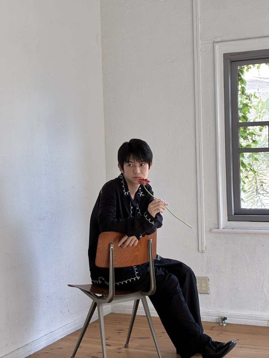 k_hongo_staff's tweet photo. 【カレンダーオフショット】
今回のテーマは「草花」。
実際のお花を使うだけでなく、衣装やデザインにも草花を散りばめています。
色彩鮮やかなものからシックなものまで、草花に合わせた表情にも注目です！

#本郷奏多 
#カレンダーイベント
#チケット発売中 
#すたぴぃのスケジュールキープ済 https://t.co/fxGieiEnW7