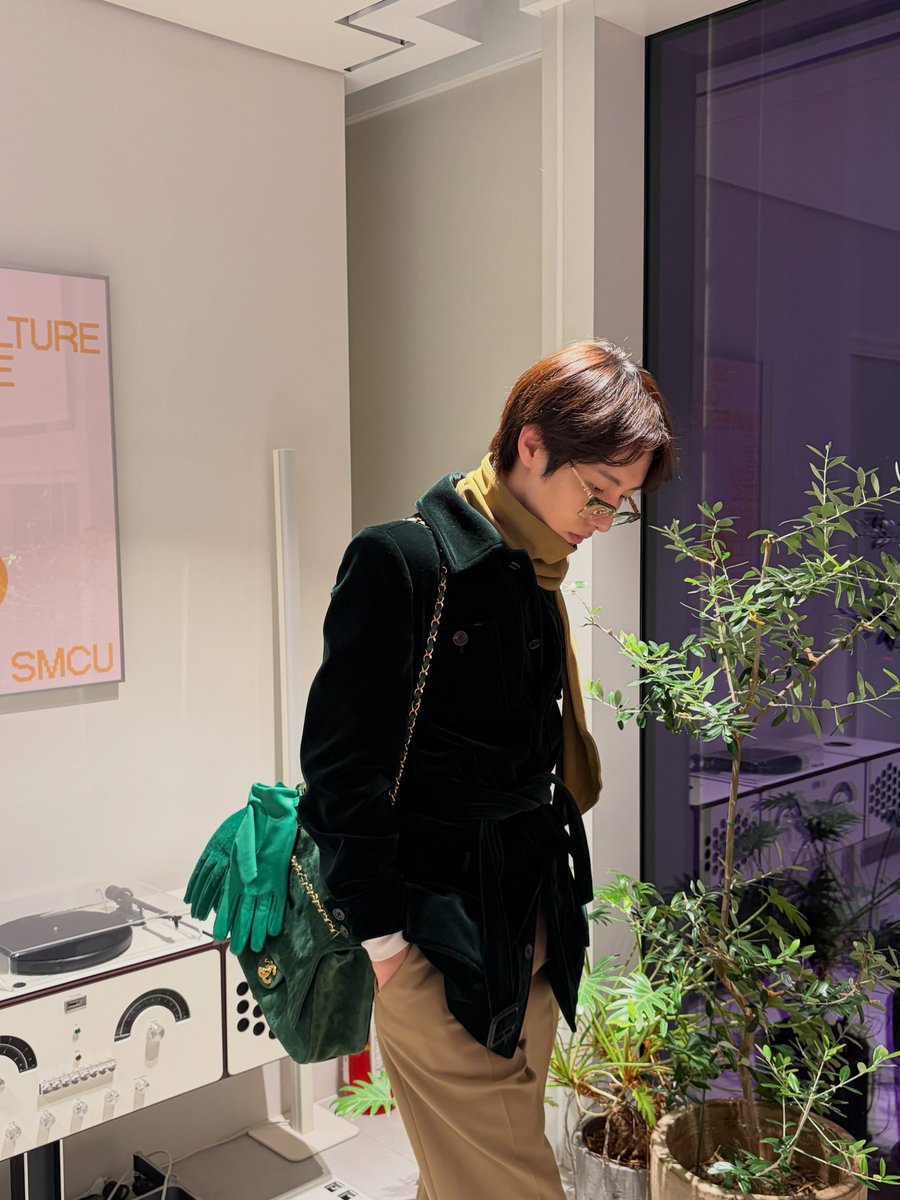 muing3to3's tweet photo. 익숙한 배경 
익숙한 풀 
익숙한 스피커 

그리고 런쥔…🦊🌱 https://t.co/z7mLAvTPmC