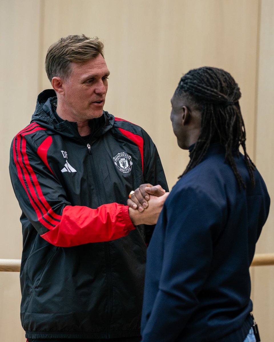 ManUtd's tweet photo. When Clarence Seedorf visited Carrington 🤝