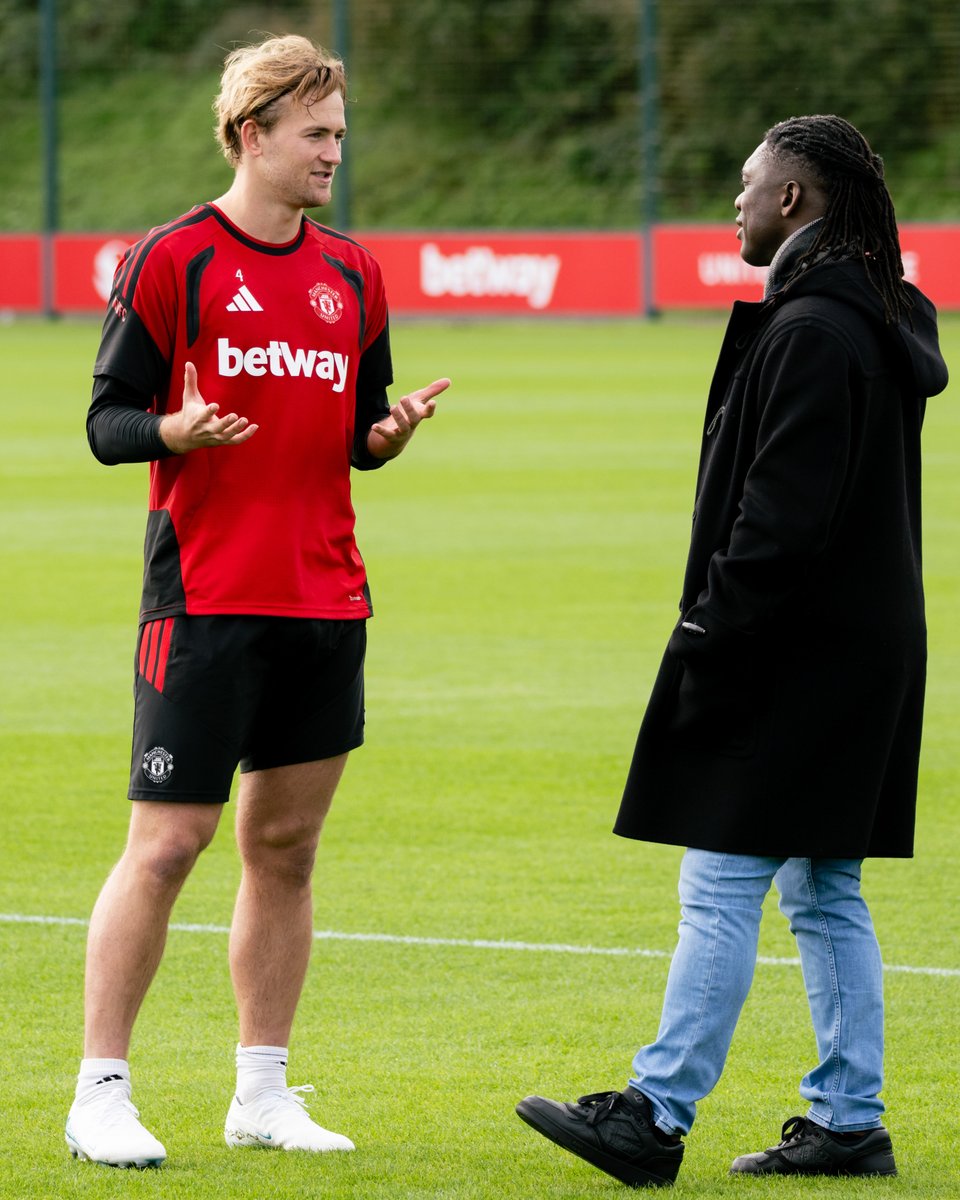 ManUtd's tweet photo. When Clarence Seedorf visited Carrington 🤝